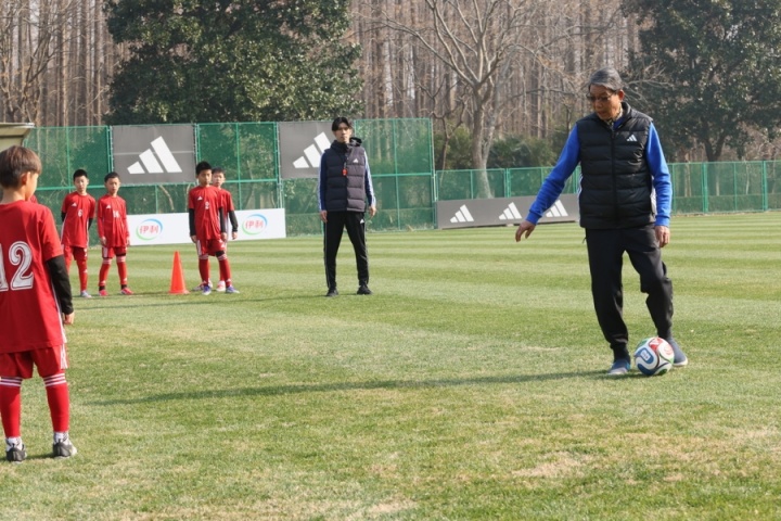 B体育必一运动-“崇明六虎”！36岁吕文君退役转型当教练，随海港四夺中超冠军