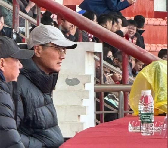 B体育必一运动-大河报：国足主帅邵佳一现场观战河南vs云南，考察球员表现