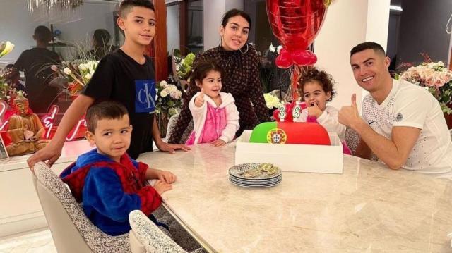 1612590742755033988.jpg cristiano-ronaldo-comemora-aniversario-com-a-familia-1612557298795_v2_900x506.jpg